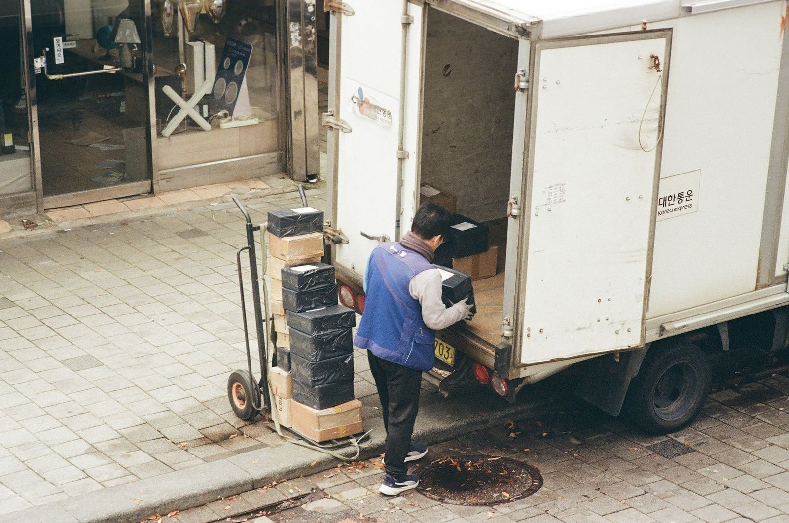 Entrega de produtos alimentícios porta a porta pela Prezom Alimentos